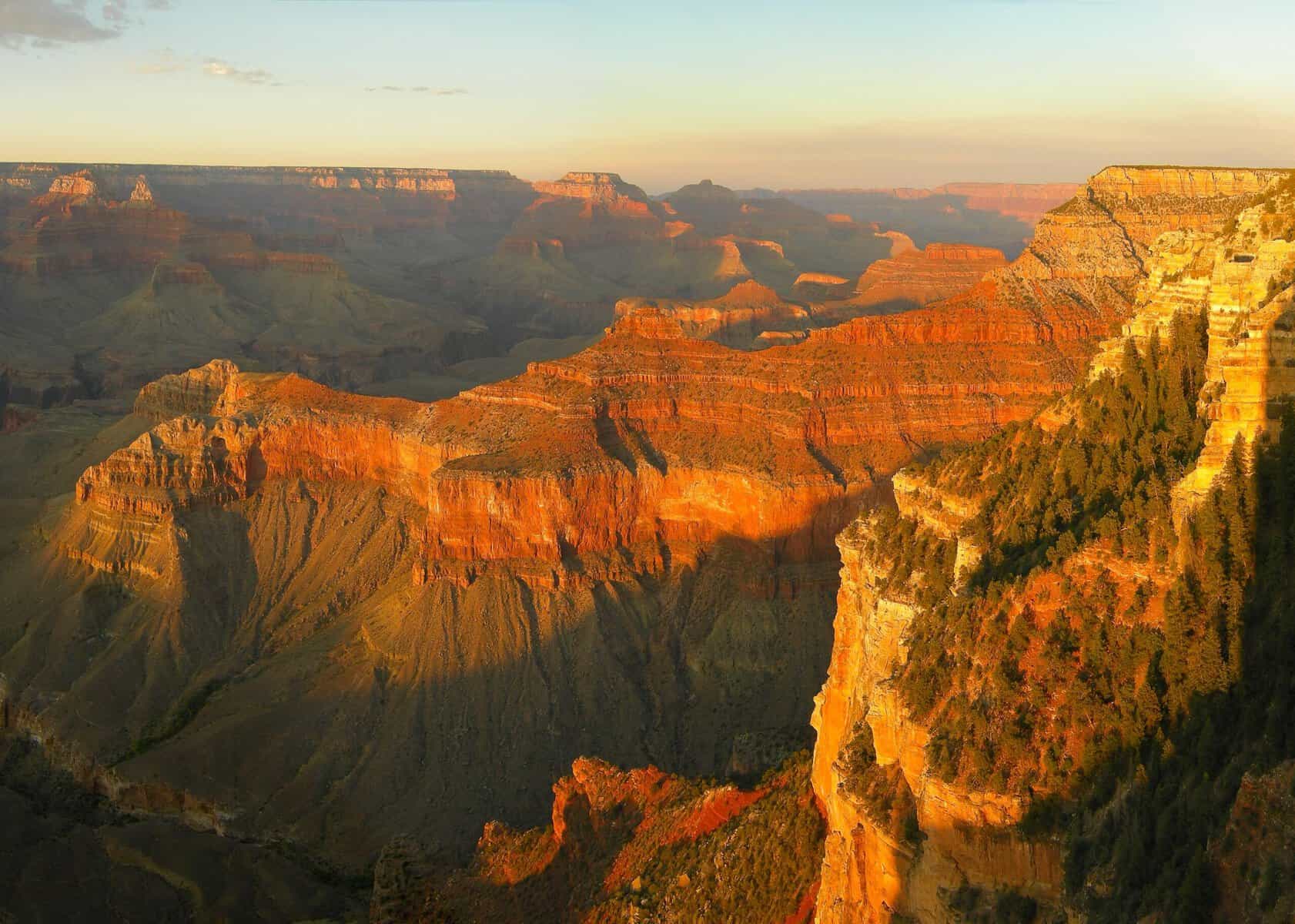 Grand Canyon im Abendlicht als Landschaftsmotiv für eine begleitete USA Rundreise