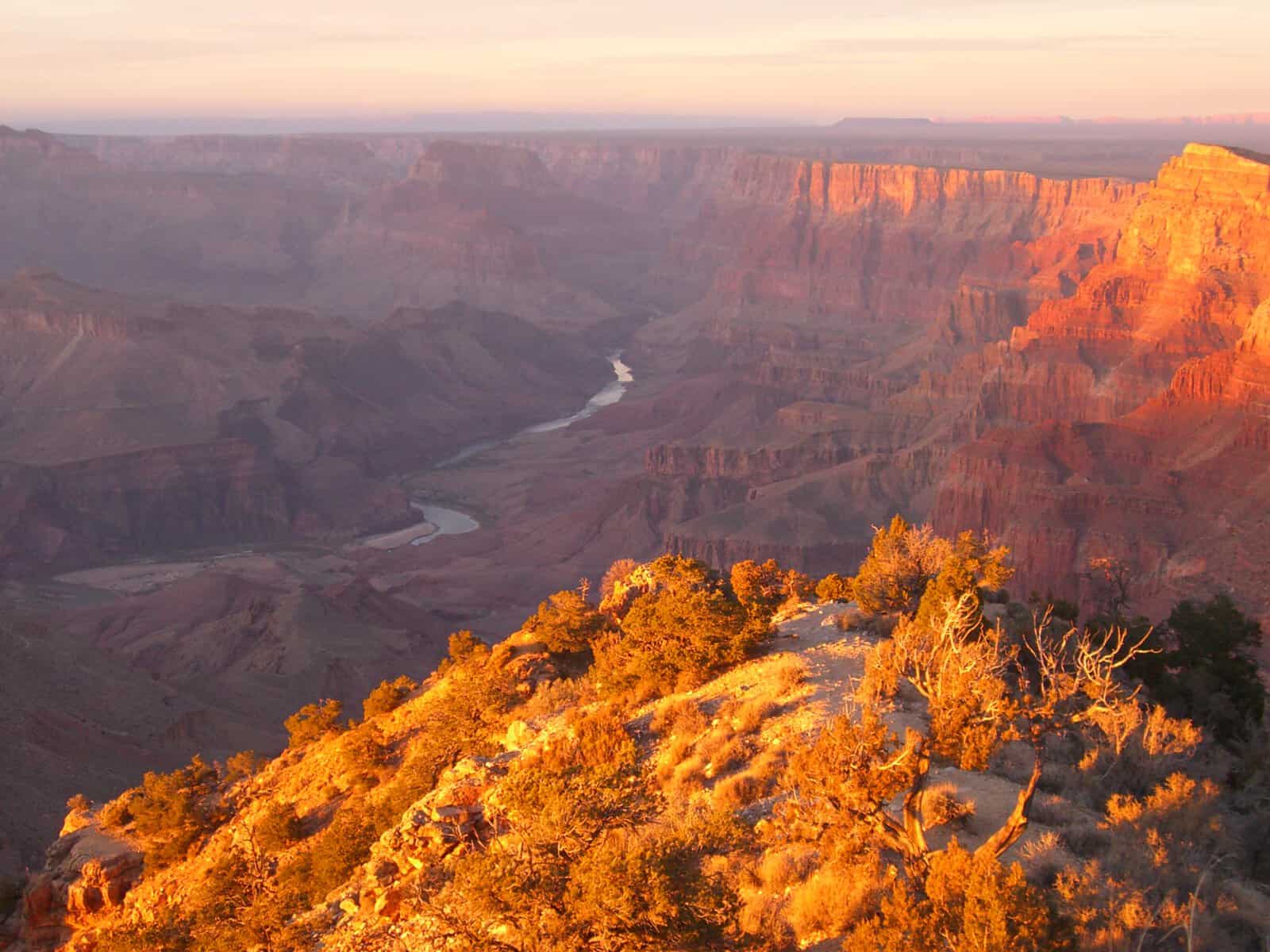 Grand Canyon in Arizona mit tiefen Schluchten und farbigen Felsformationen