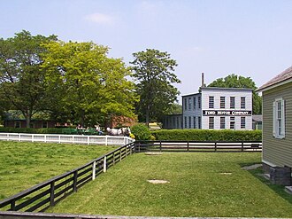 ein herrenhaus in grüner Landschaft