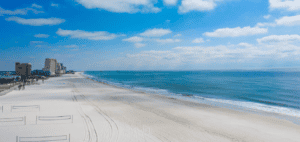 ein weißer strand mit hotels im hintergrund