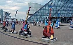 große Gitarren vor einer galshalle