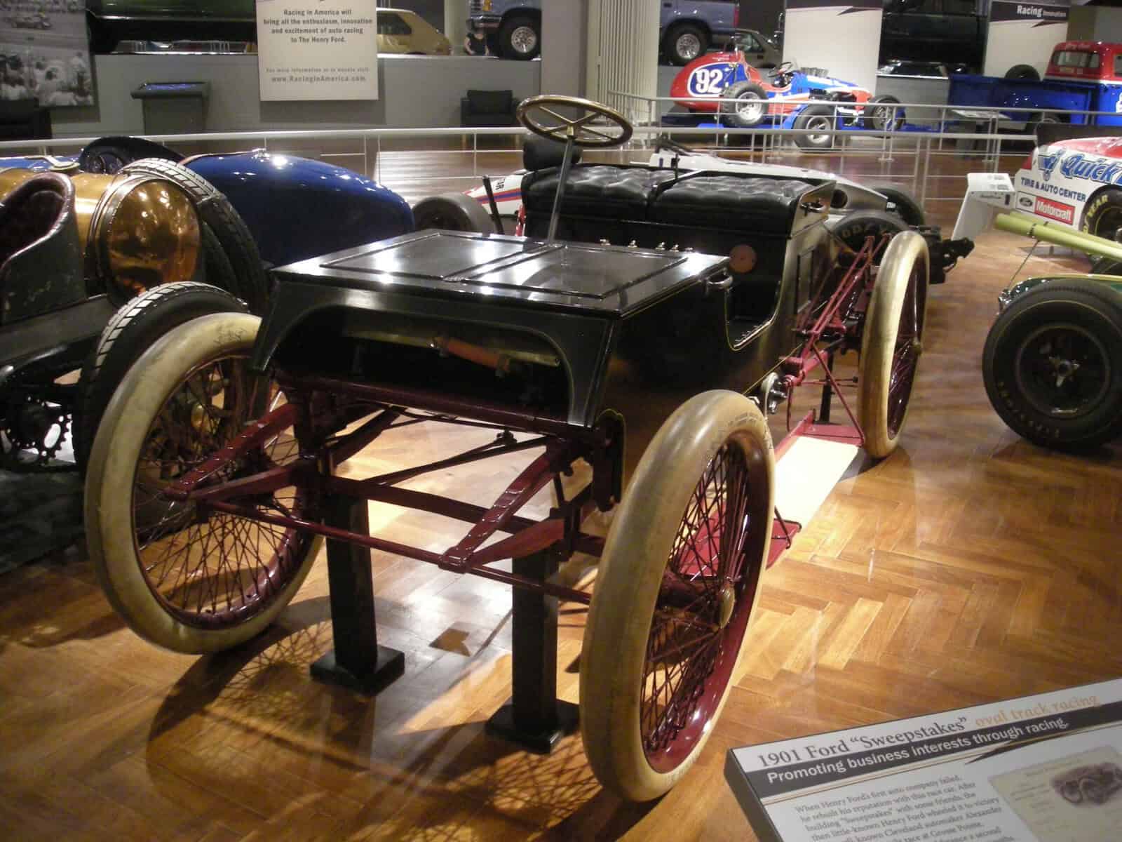 ein altes auto in einem museum
