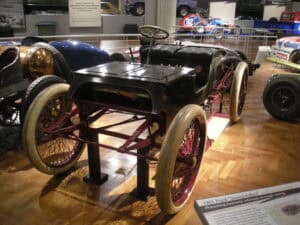 ein ganz altes auto in einem museum