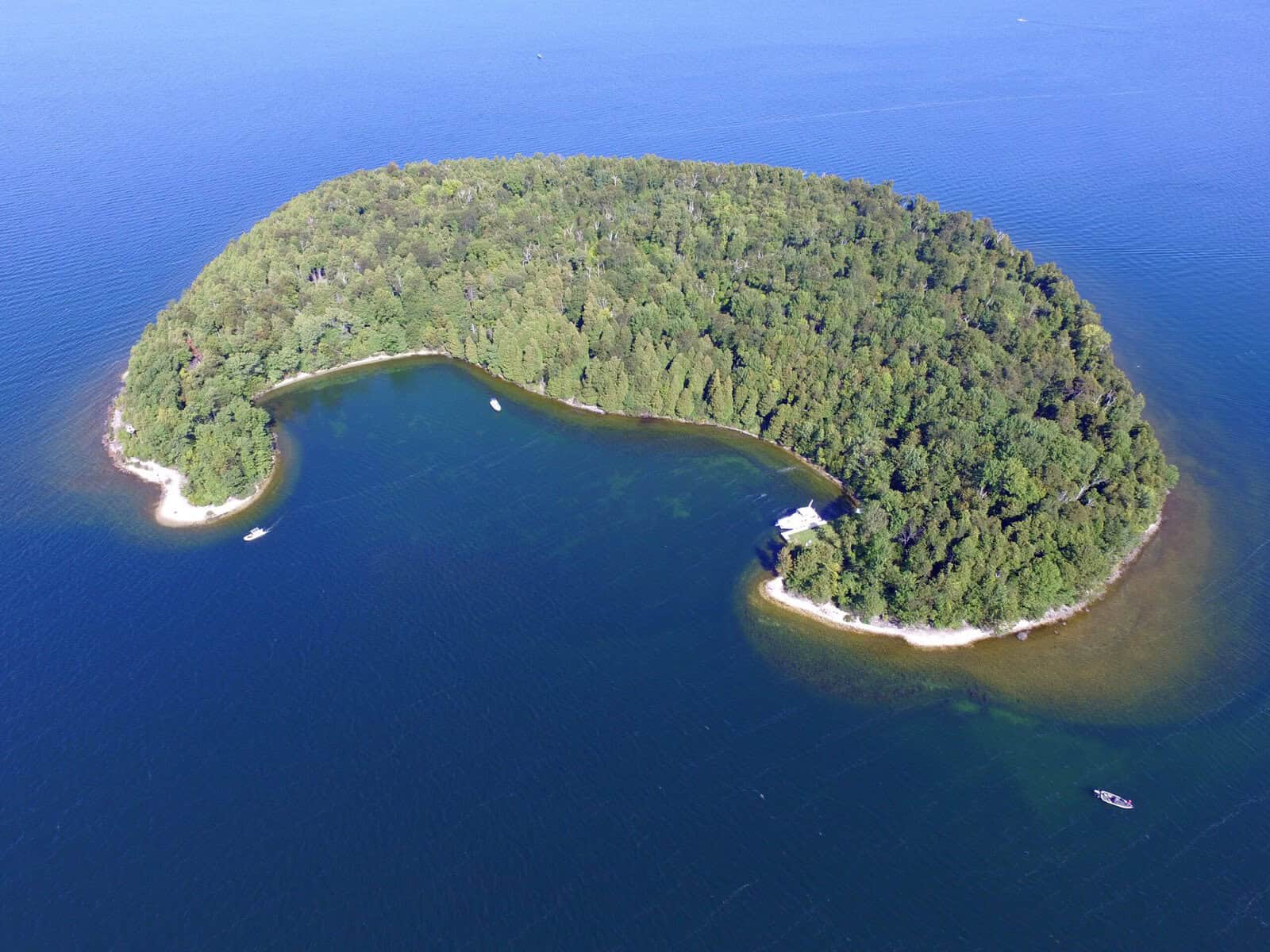 eine hufeisenförmige Insel