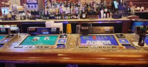 eine bar mit spielauitomaten