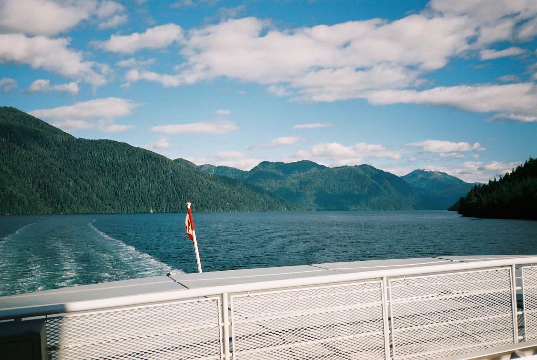 Inside_Passage_aboard_MV_Queen_of_Prince_Rupert,_British_Columbia schiff in einer Bucht