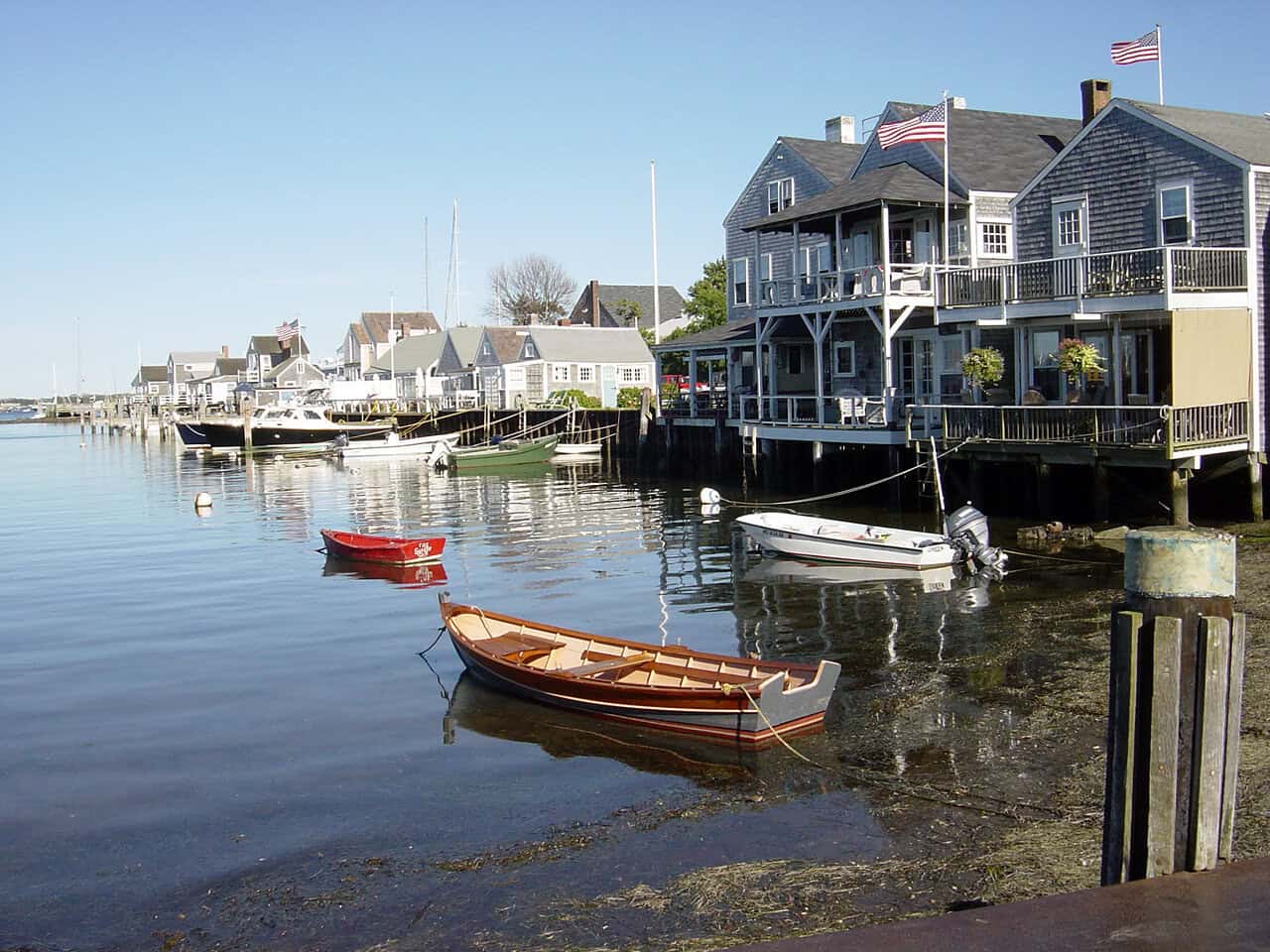 Nantucket-08-2004 Huaser am Meer mit booten