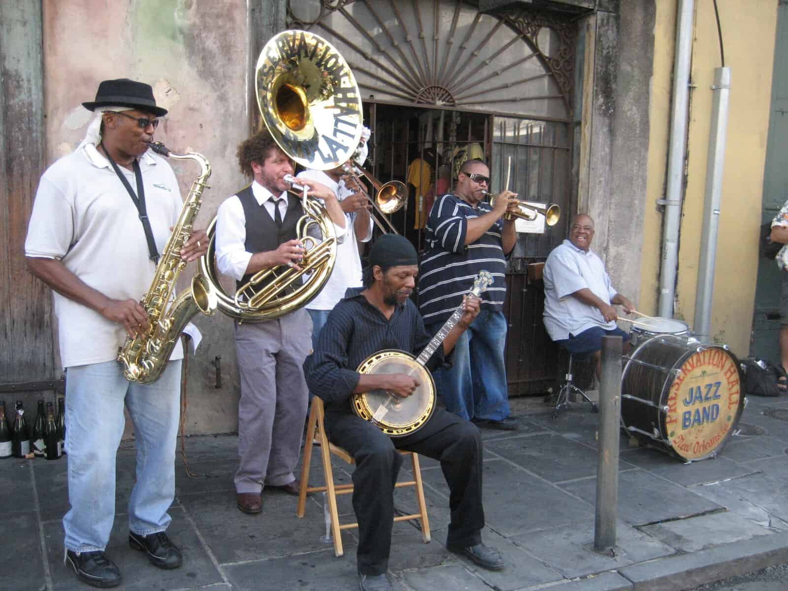 PresHallBandJaquesA eine musikgruppe vor einem haus