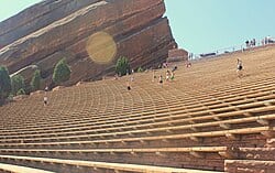 ein theater in einer roten felslandschaft