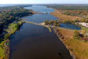 ein see mit einer brücke