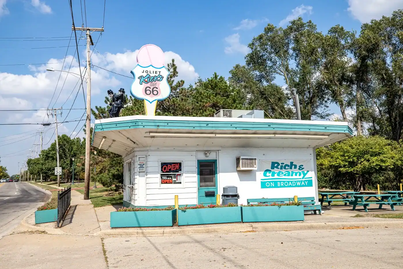 rich-and-creamy-joliet-illinois-007 Ein Eissalon an einer Strasse