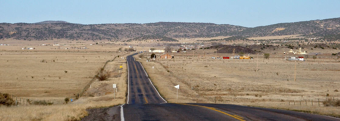 eine straße in einer wüstenlandschaft