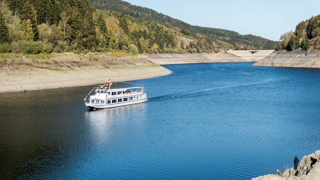 Photo by Wolfgang Weiser Flussschiff vor der Columbia River Gorge