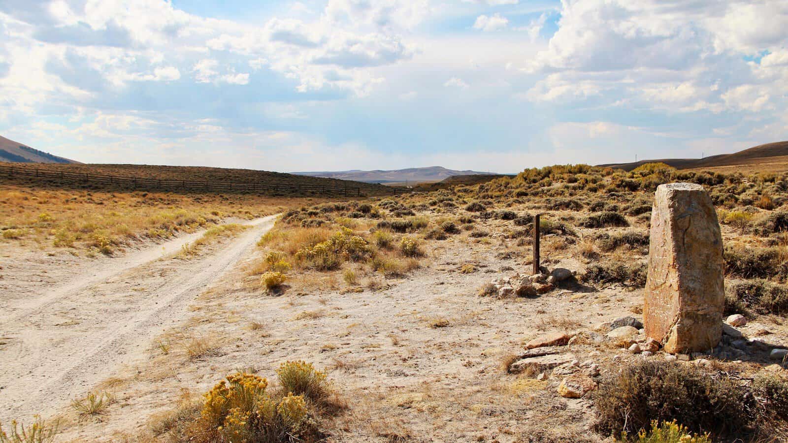 Weite Hochlandschaft am South Pass in Wyoming – Übergang des Oregon Trails über die kontinentale Wasserscheide