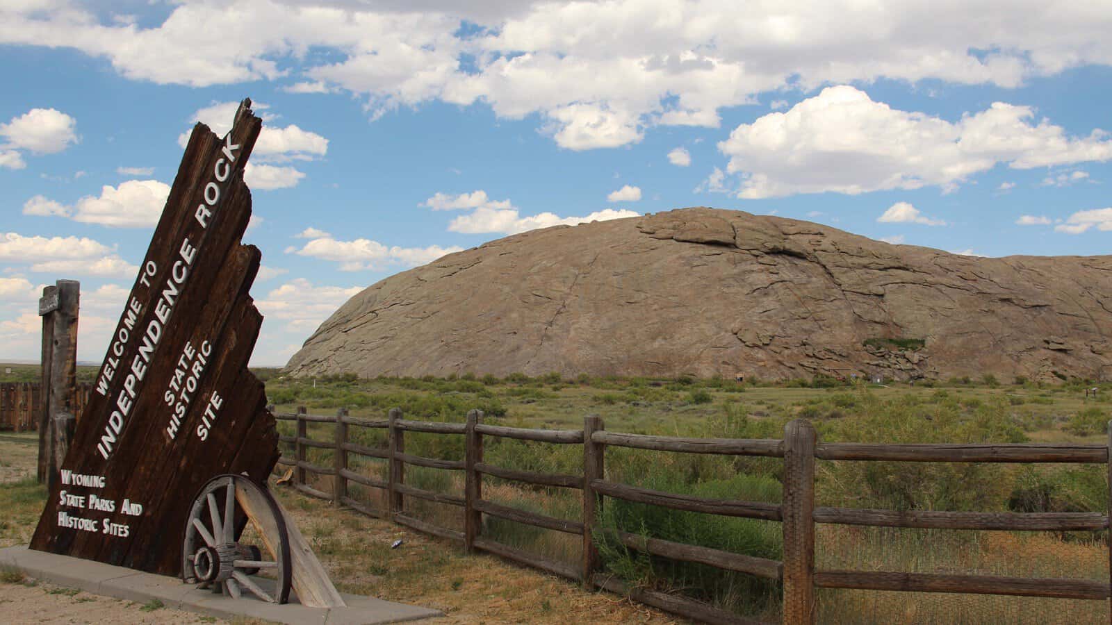 „Independence Rock in Wyoming – historisches Wahrzeichen am Oregon Trail“
