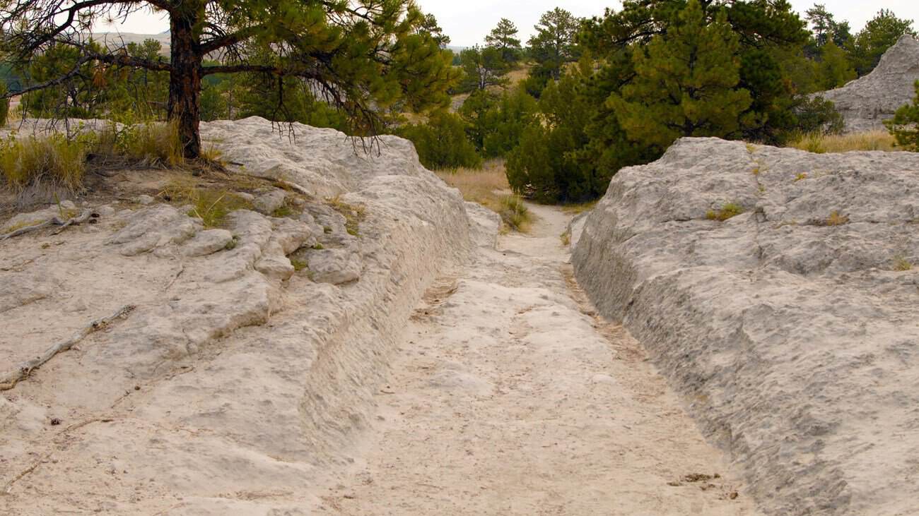 Historische Wagenspuren des Oregon Trails im Sandstein bei Guernsey in Wyoming
